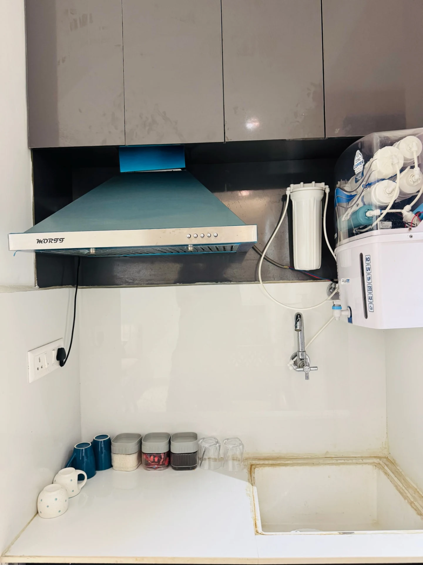 Kitchen with chimney, RO water purifier and crockery